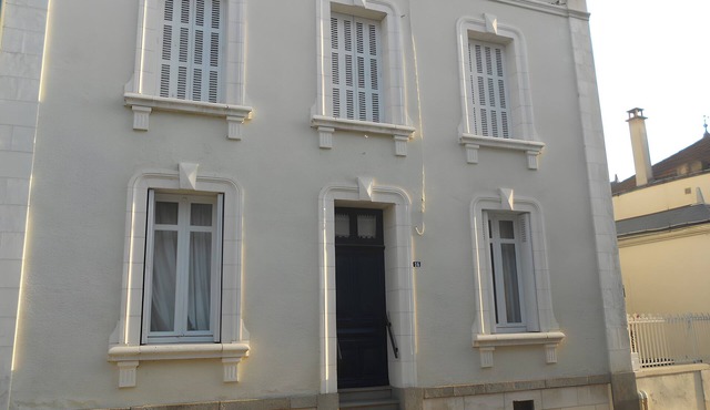 Holiday Home 'Le Gîte D'Airvault' with Private Terrace and Wi-Fi