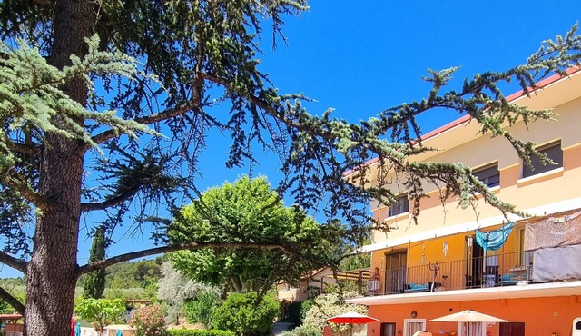 Holiday Home 'Le Laurier Rose' with Mountain View, Shared Pool and Wi-Fi