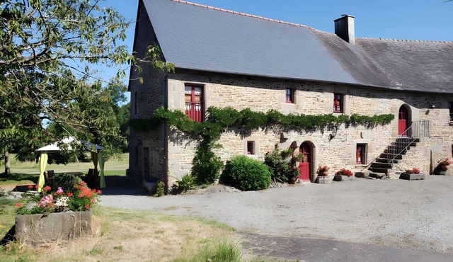 Holiday Home 'Le Logis d'Aliénor' with Private Garden and Wi-Fi