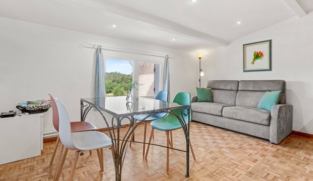 Holiday Home “Le Mas” with Shared Pool, Wi-Fi and Air Conditioning