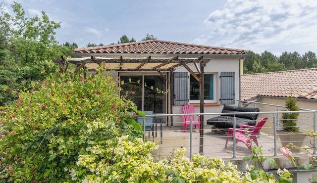 Holiday Home 'Le Pequelet' with Shared Pool, Wi-Fi and Air Conditioning
