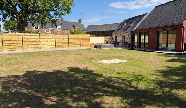 Holiday Home “Le Petit Brécéan” with Heated Swim Spa