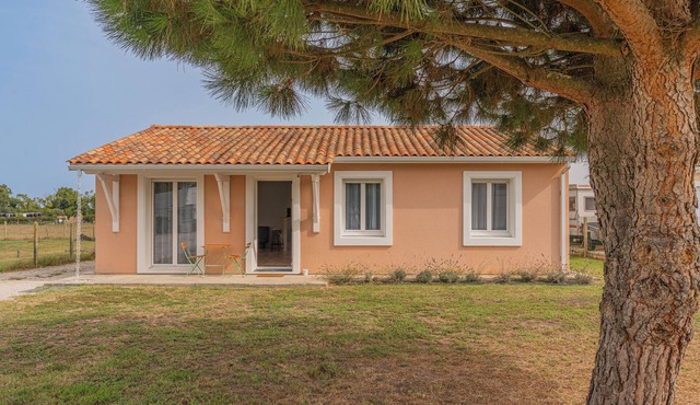 Holiday Home 'Le Pin Franc' with Private Terrace, Private Garden and Wi-Fi
