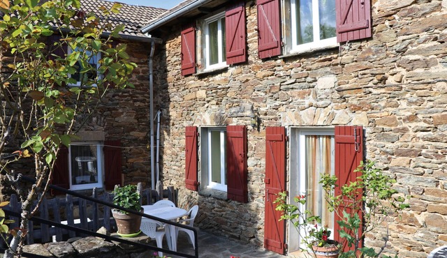 Holiday Home 'Le Sam-plaît' with Mountain View, Shared Pool and Air Conditioning