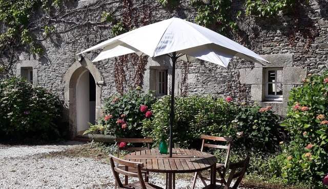 Holiday Home 'Le Vieux Manoir' with Private Garden and Wi-Fi