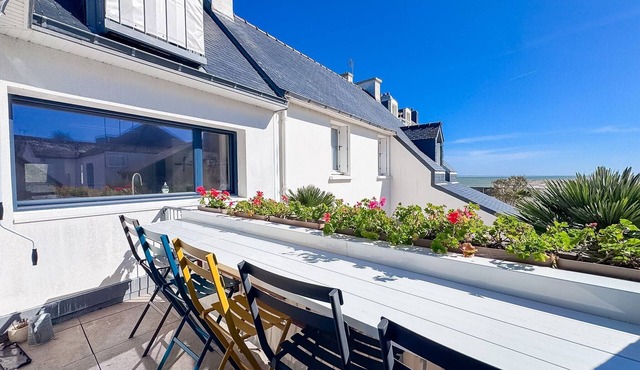 Holiday Home “Les Embruns” with Sea View, Private Terrace, and Wi-Fi