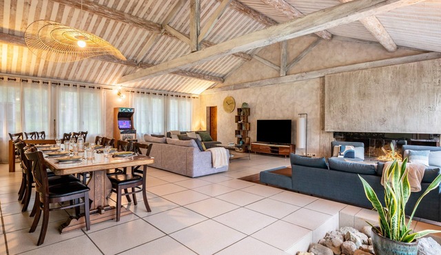 Holiday Home “Les Pyrénées Au Bord De l’Eau” with Lake View, Private Terraces & Wi-Fi