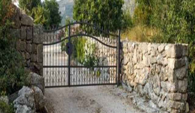 Holiday Home Lišnjak - Three Bedroom Holiday Home with Pool