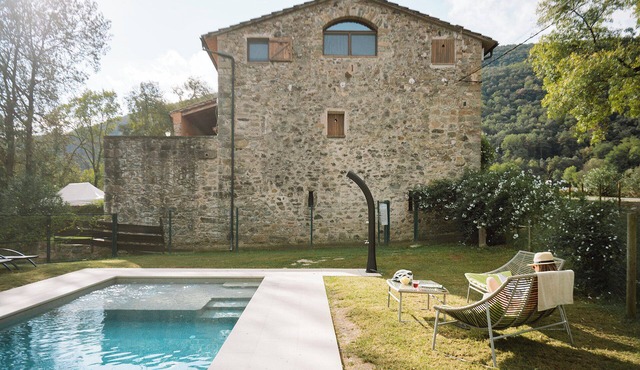 Holiday Home 'Lledoner' with Mountain View, Shared Pool and Wi-Fi