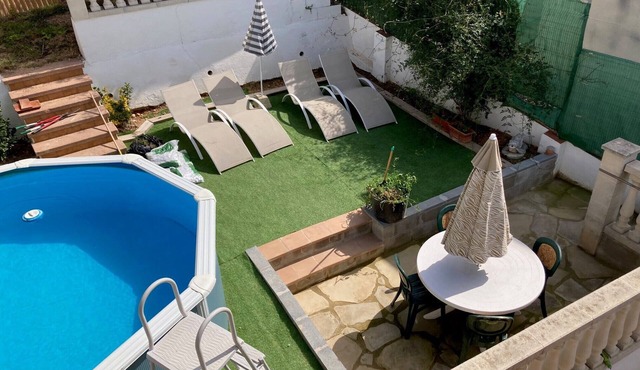 Holiday Home "Lola's Beach House" with Sea View, Private Pool & Wi-Fi