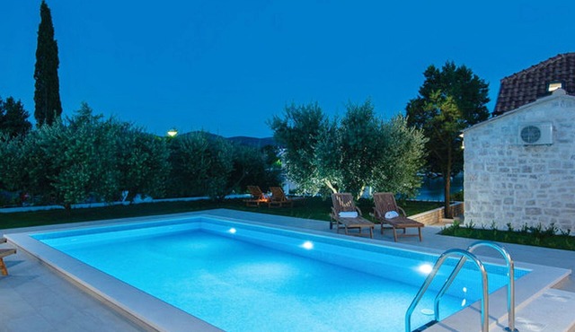Holiday Home Lovište-Three Bedroom Holiday Home with Pool and Sea View