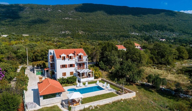 Holiday Home Luce- Six Bedroom Holiday Home with Terrace and Swimming Pool