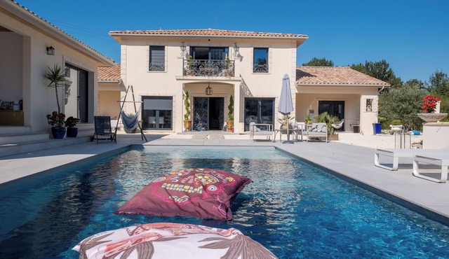 Holiday Home 'Maison De Vacances Carsac-de-Gurson' with Shared Pool, Terrace and Garden