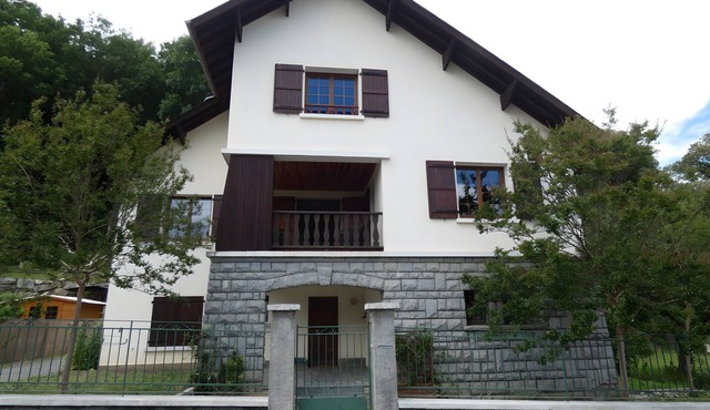 Holiday Home 'Maison L'arrieulat' with Mountain View, Shared Terrace and Wi-Fi