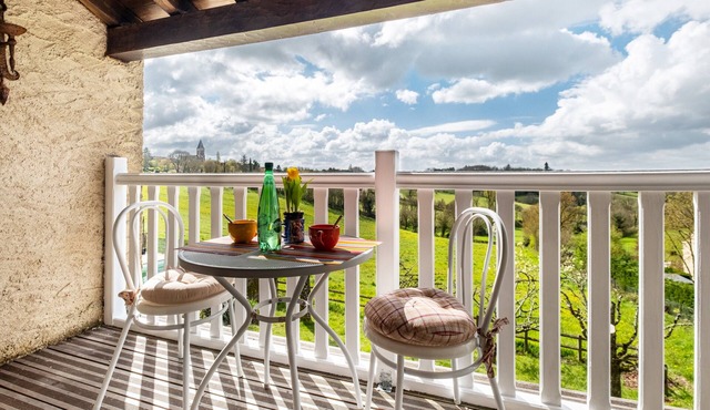 Holiday Home 'Maison Du Coeur Du Lot' with Private Pool, Garden and Balcony