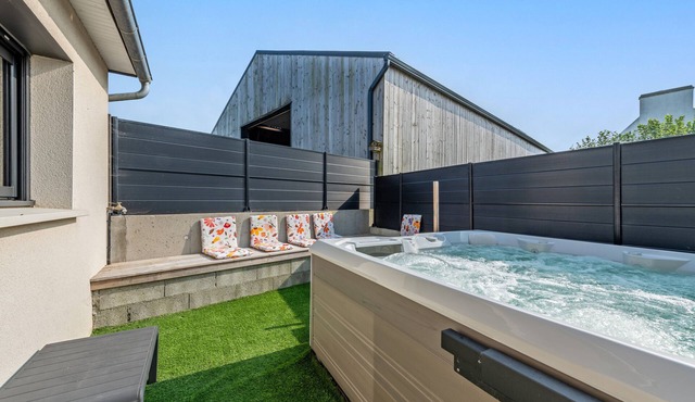 Holiday Home 'Maison - Spa - Proche Plage Et Gr34' with Terrace, Garden and Wi-Fi