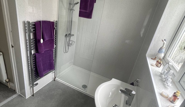 Holiday Home Maisonette with parking -5 mins walk to the beach!