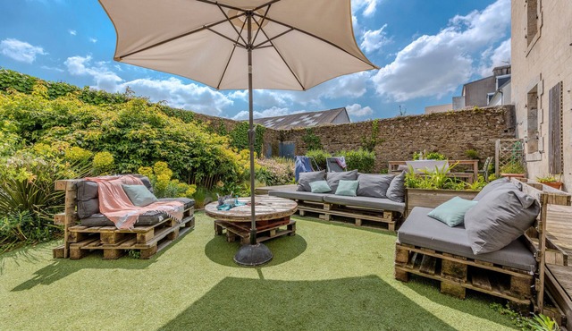 Holiday Home 'Maison 8 Pers Plein Centre Ville' with Private Terrace, Garden & Wi-Fi