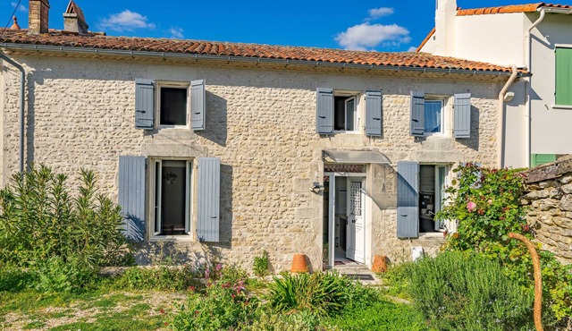 Holiday Home 'Maison À Cozes' with Private Terrace, Private Garden and Wi-Fi