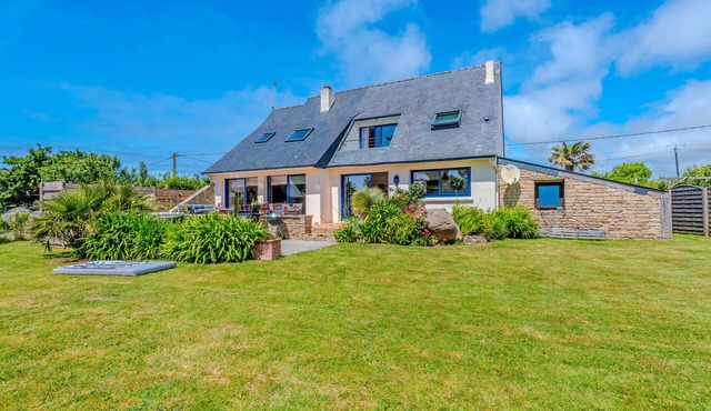 Holiday Home 'Maison Avec Spa À 700m De La Plage' with Private Terrace, Private Garden and Wi-Fi