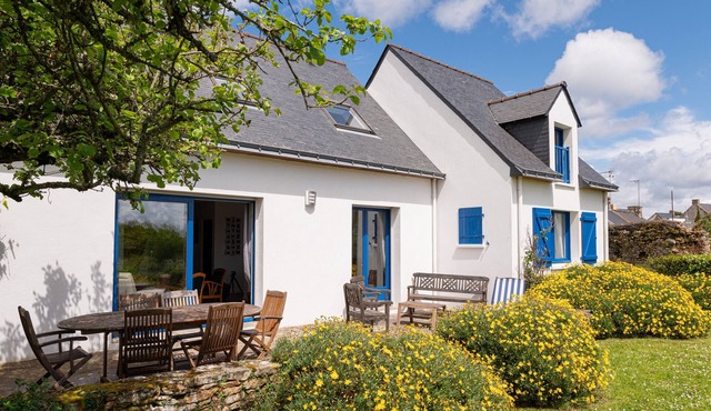 Holiday Home 'Maison Aux Volets Bleus - Sea View' with Private Terrace and Garden
