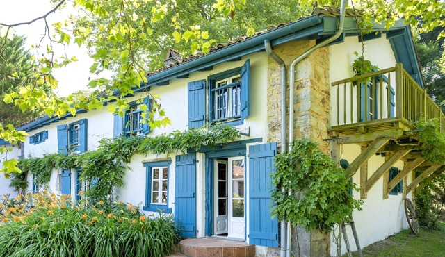 Holiday Home 'Maison De Charme Avec Jacuzzi' with Private Terrace, Private Garden and Wi-Fi