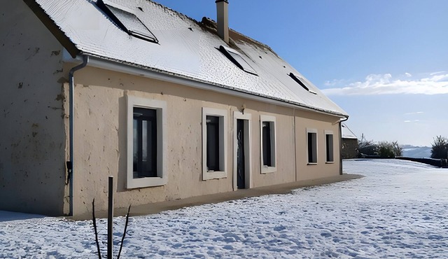 Holiday Home 'Maison De Campagne Brûlon' with Lake View, Private Terrace and Wi-Fi