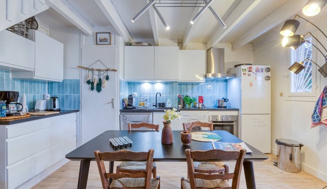 Holiday Home 'Maison Entre Mers Et Vignes' with Shared Pool, Private Terrace and Air Conditioning