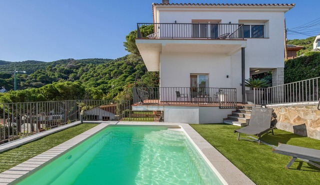 Holiday Home 'Marice' with Sea View, Wi-Fi & Air Conditioning