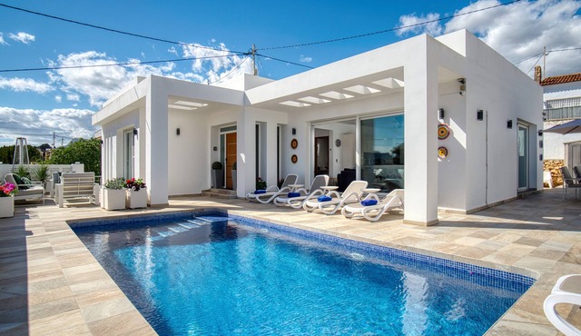 Holiday Home 'Marina Luah' with Private Pool, Wi-Fi and Air Conditioning