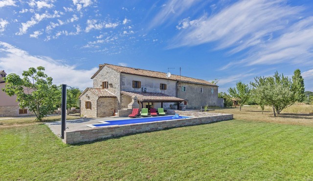 Holiday home Mariva * large garden, private pool, BBQ, free WiFi
