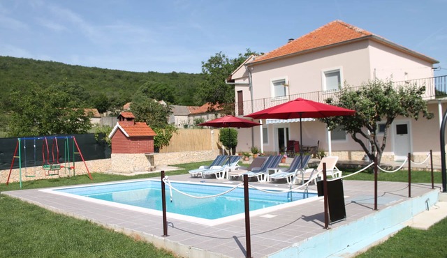 Holiday home Miramary with private pool, bbq, nature near Split