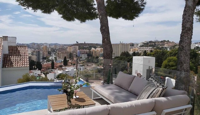 Holiday Home 'Modern Townhouse with Stunning View' with Sea View, Wi-Fi and Air Conditioning