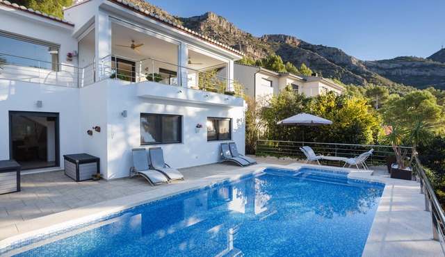 Holiday Home 'Mountain View Villa' with Mountain View, Wi-Fi and Air Conditioning