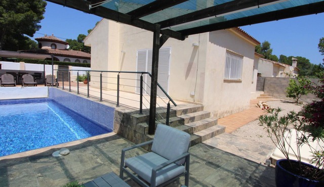 Holiday Home Near the Sea: Free WiFi, Optional A/C, Private Pool, Pet-Friendly, Close to Dog Beach