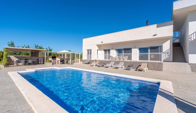 Holiday Home “Nice Independent” with Private Pool, Wi-Fi and Air Conditioning