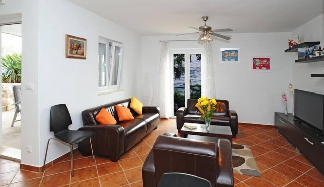 Holiday Home Odiseja- One Bedroom Apartment with Terrace and Sea View