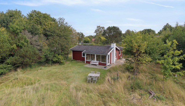 Holiday home on adventurous plot near beach