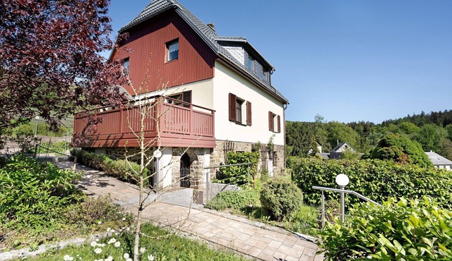Holiday Home 'Pöhlbergblick' Schindelbach with Mountain View, Private Terrace & Wi-Fi in Großrückerswalde