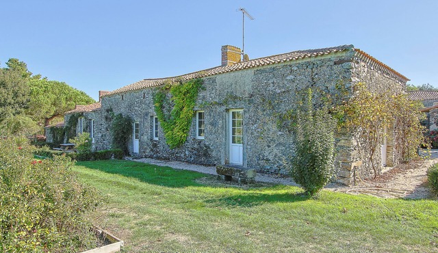Holiday Home 'Petite Roblinière 10min Plage' with Private Terrace, Shared Garden and Wi-Fi