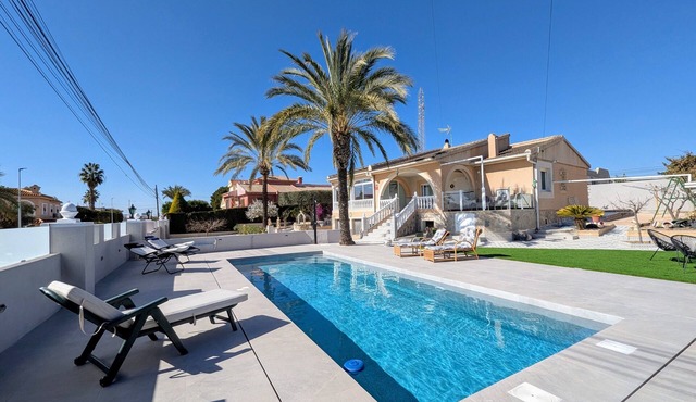 Holiday Home 'R-70 Vacacional' with Private Pool, Wi-Fi, and Air Conditioning
