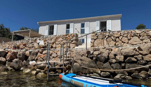 Holiday home right by the sea