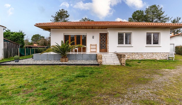 Holiday Home 'Rosa' with Shared Terrace, Private Garden and Wi-Fi