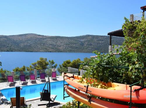 Holiday Home Seaside Villa Lara mit beheiztem Swimmingpool by Interhome