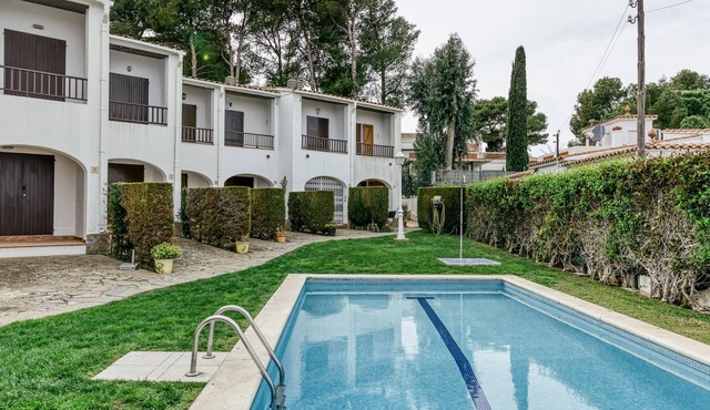 Holiday Home "Set Cases" with Sea View, Shared Pool & A/C