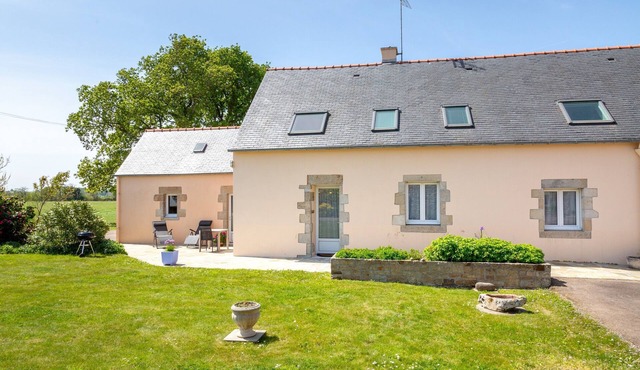Holiday Home 'Single-Storey' with Private Terrace, Shared Garden and Wi-Fi