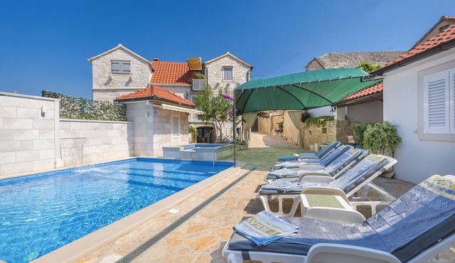 Holiday home Škrika -Three Bedroom Home with heated Pool and Jacuzzi