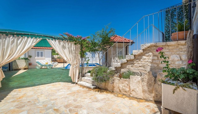 Holiday home Škrika -Three Bedroom Home with heated Pool and Jacuzzi