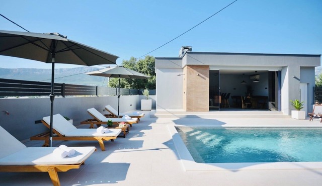 Holiday Home TiA, luxury apartment in Split with Pool, Pool House and fitness