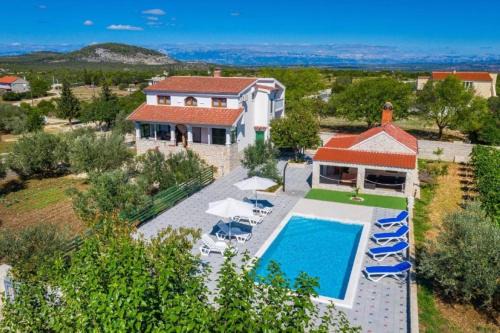 Holiday Home Tonka with pool